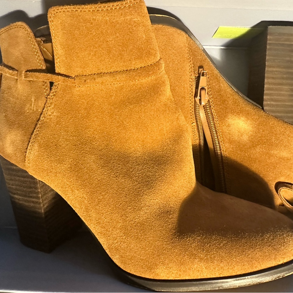 Gibson & Latimer 8.5 M Women's Tan Suede Bootie 3 Inch Heel Boho